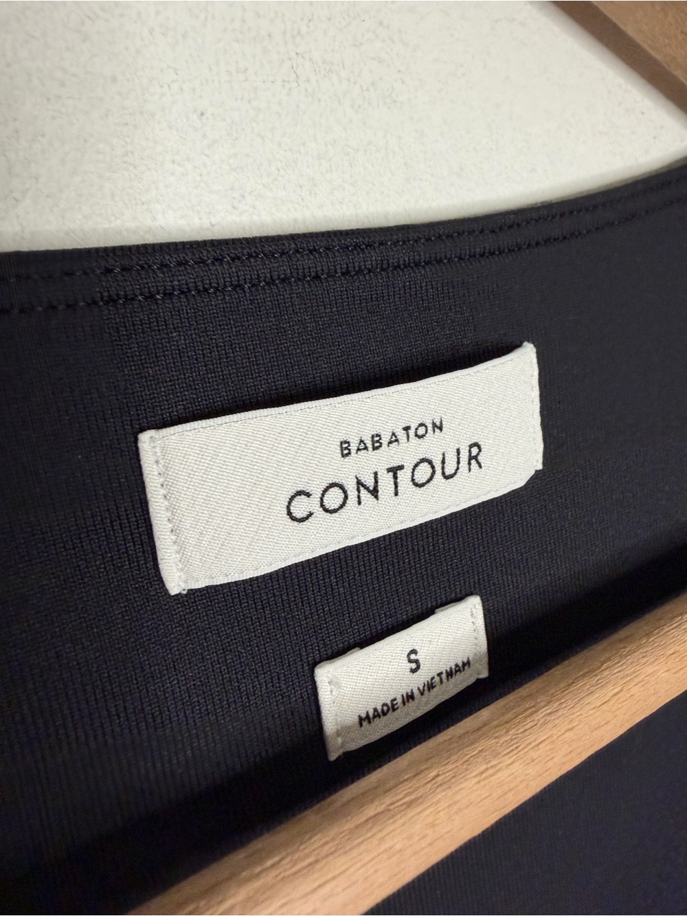 Babaton Contour Black Long Sleeve Crop Top Stretch Aritzia Capsule Size Small - Picture 4 of 6